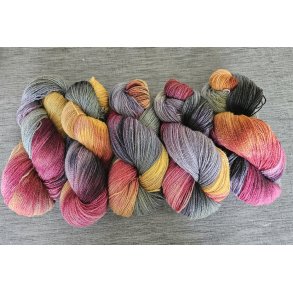 H�ndfarvet lammeuld fra dansk �kologisk finuld. 100 gr