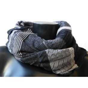 Halsedisse i bl�d merino uld m�nsterstrik sort gr� 