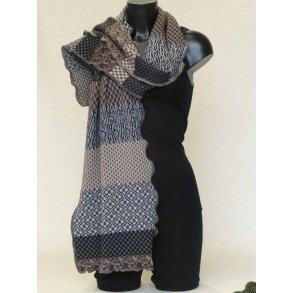 Halst�rkl�de strikket i merinould. Brune og beige farver.