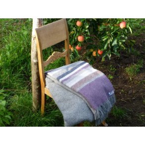 Plaid af v�vet skandinavisk uld  140X240 cm. Varm gr�/ med koks lyngfarvede striber