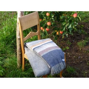 Plaid af v�vet skandinavisk uld  140X240 cm. Varm gr�/ med koks og safrangule striber