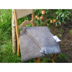 Plaid af v�vet skandinavisk uld  140X240 cm. Varm gr�/m�rk brun sildebensm�nster