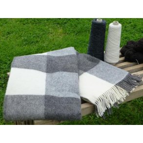 Plaid af v�vet skandinavisk uld  140X240 cm. Varm gr�/ r�hvid naturfarve i tern